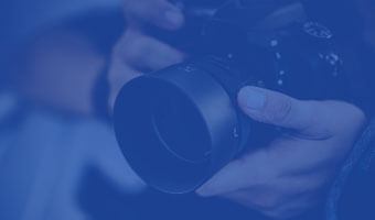 Fotografie studium teaser Fotografie Student hält eine Kamera in den Händen