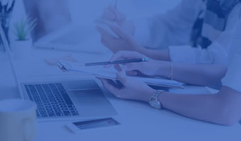 Publizistik studium teaser Publizistin bespricht mit einer Kollegin am Laptop die nächsten Schritte eine Projektes