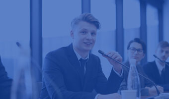 Wirtschaftskommunikation teaser Student für Wirtschaftskommunikation sitzt bei einer Unternehmens-Pressekonferenz