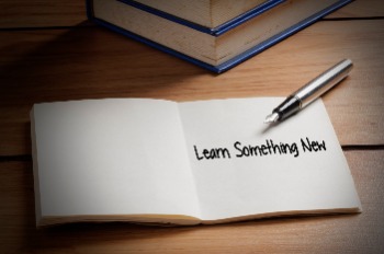 Zettel mit Aufschrift &quot;Learn Something New&quot;