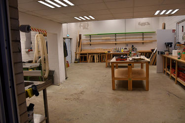 Direkt angeschlossen an das Studio ist die umfassend ausgestattete Szenenbildwerkstatt, die von einem Werkstattleiter professionell betreut wird – auch im Hinblick auf Arbeitssicherheit.