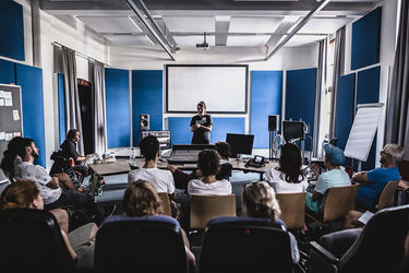 Initiiert und gefördert vom Land Nordrhein-Westfalen und der Film und Medienstiftung NRW ist die ifs gut vernetzt mit der lokalen Branche und versteht sich als Talentschmiede und Zukunftslabor für den Medienstandort NRW.