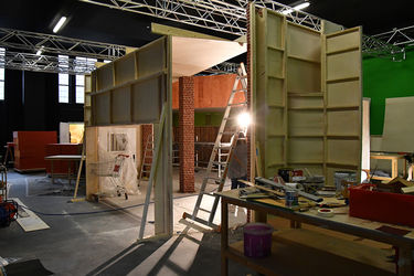 Das Studio der ifs umfasst 300 qm und ist mit einem motorisierten Traversensystem, Möglichkeiten für Greenscreen-Aufnahmen und ausreichend elektrischen Anschlussmöglichkeiten bis 64A ausgestattet.