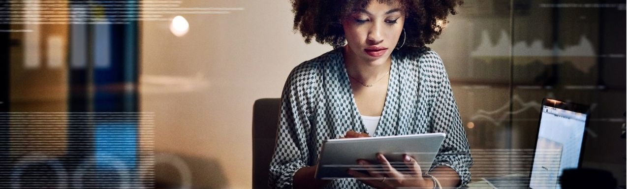 Eine Digital Business Managerin arbeitet an einem Tablet