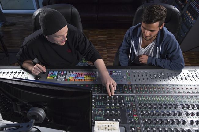 Ein breites Bildungsangebot in kreativen Medienbereichen, wie z.B. Audio Engineering, Digital Film Production, Visual FX & 3D Animation, Games Programming, Music Business, Webdesign & Development, Content Creation & Online Marketing und mehr.