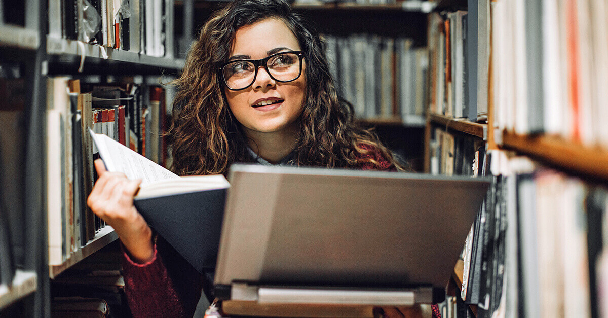 junge Frau in Bibliothek