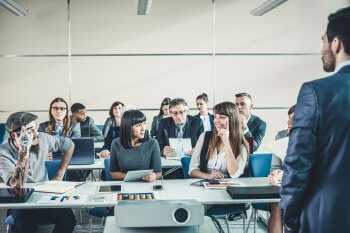 Dozent vor einer Gruppe Studenten