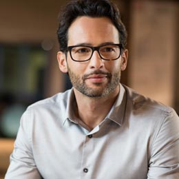 Porträt eines Mannes mit Brille