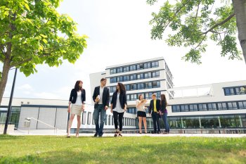 Duales Studium Hochschule eine Gruppe von Personen steht vor einem Bürogebäude