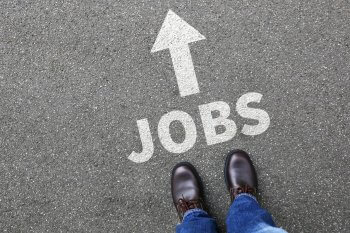 Duales Studium Studienplatzboerse Pfeil auf Boden mit der Aufschrift "Jobs"