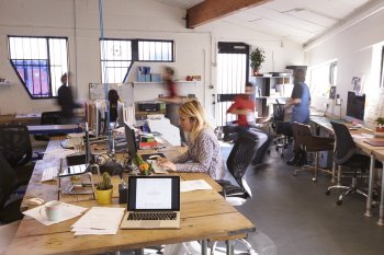 Duales Studium Unternehmensliste großes Büro mit Mitarbeitern