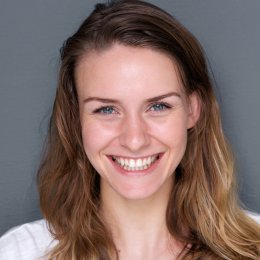Bianca junge Frau mit braunen Haaren