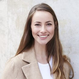 Eva junge Frau mit brauen Haaren