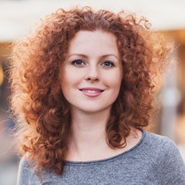 Hanna junge Frau mit roten Haaren