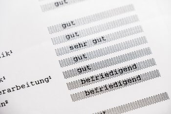 ein Zeugnis mit Noten