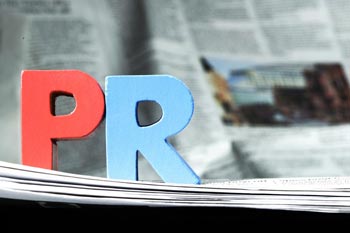 zwei Buchstaben stehen auf einer Zeitung