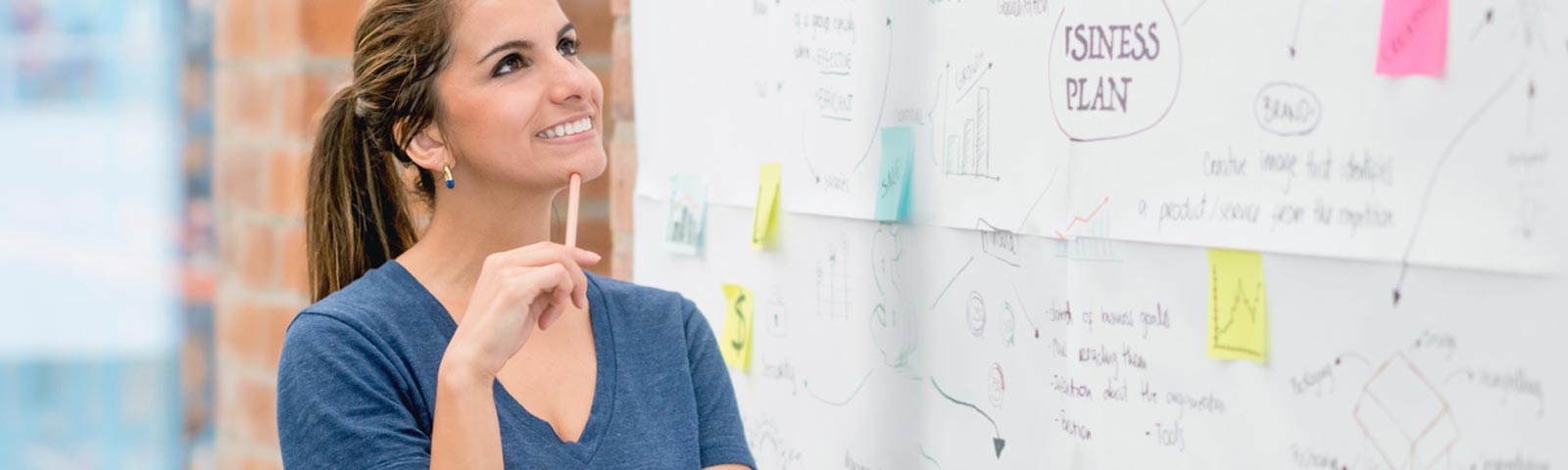 junge Frau vor Whiteboard