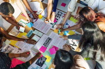 Gruppe von Designstudierenden plant ein Projekt