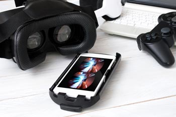 Smartphone und virtual-reality-Brille auf Tisch