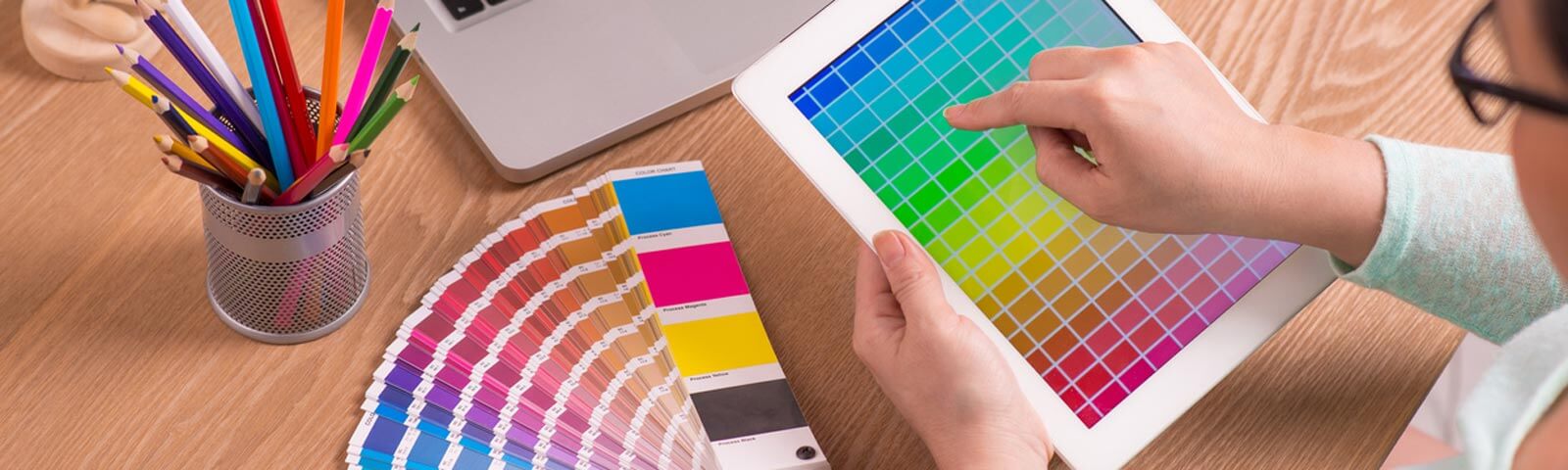 Farbpaletten auf Schreibtisch