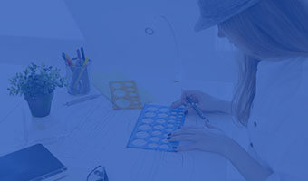 Industrial Design Master Studentin arbeitet an einem Projekt.