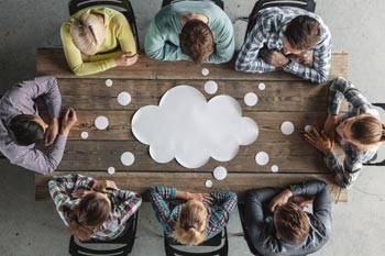 Personen sitzen an Konferenztisch