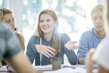 Gruppe diskutiert in ihrem Kreatives Schreiben Studium