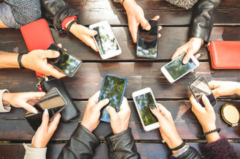 Medienmanagement Studenten arbeiten mit Smartphones