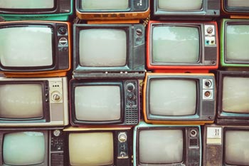 alte Fernseher aufeinandergestapelt